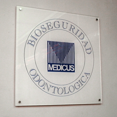 Cartel corporativo en acrílico